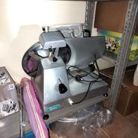 Affettatrice professionale Comac lama 30 cm – uso