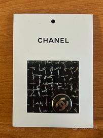 bottone originale Chanel con campione in tessuto