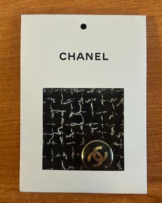 bottone originale Chanel con campione in tessuto