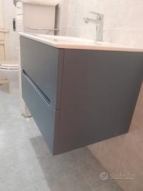 Mobile bagno con pensile.