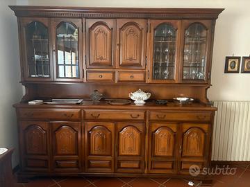 Vetrina in legno e tavolo con sedie