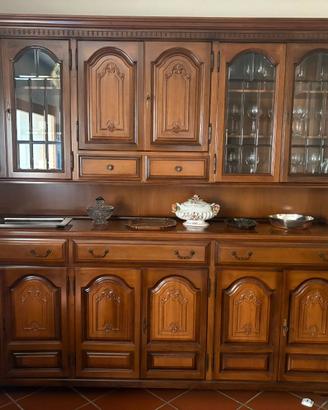 Vetrina in legno e tavolo con sedie