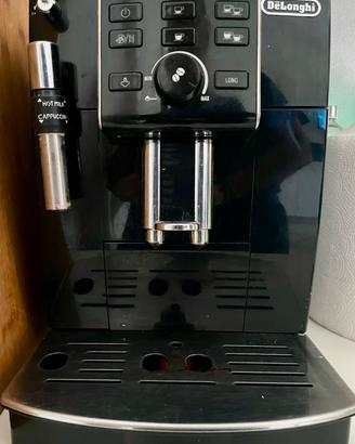 Macchina caffe’ De Longhi Ecam per caffè in grani