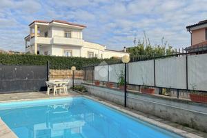 PORZIONE DI BIFAMILIARE A GIUGLIANO IN CAMPANIA