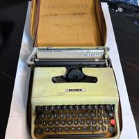 Macchina da scrivere OLIVETTI Lettera 22 ITALIAN V