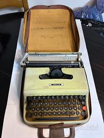 Macchina da scrivere OLIVETTI Lettera 22 ITALIAN V