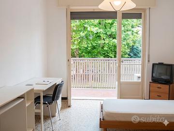 Ampia stanza con terrazzino