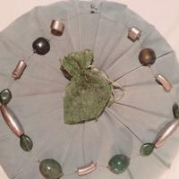 Collana lunga con pietre verdi e metallo