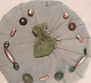 Collana lunga con pietre verdi e metallo