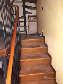Scala in legno accesso a soppalco -piano superiore