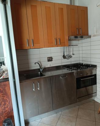 Cucina in legno e acciaio 