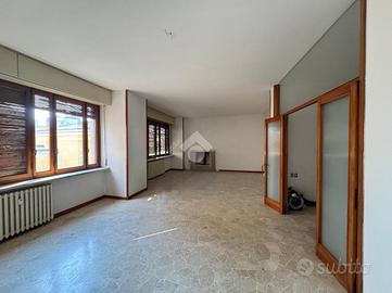 5 LOCALI A OLEGGIO