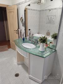Mobile con top in vetro e specchio+ vasca da bagno