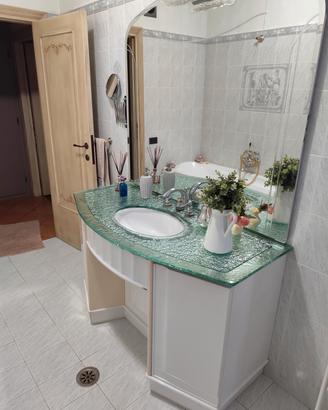 Mobile con top in vetro e specchio+ vasca da bagno