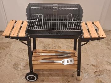 Barbecue a carbonella con ripiani laterali