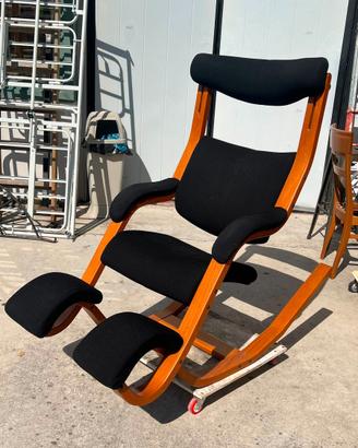 Sedia poltrona a dondolo Stokke Gravity Balans