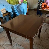Tavolo apribile in legno