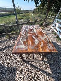Tavolo in legno massello con piedi in metallo