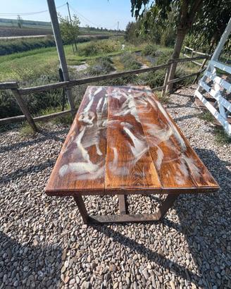 Tavolo in legno massello con piedi in metallo
