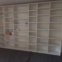 Libreria modulare a muro in legno bianco