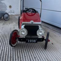 Macchina a pedali rossa