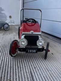 Macchina a pedali rossa