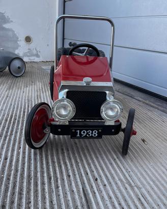 Macchina a pedali rossa
