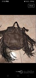 borsa borchie e frange pelle marrone