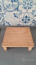 tagliere in legno con contenitori