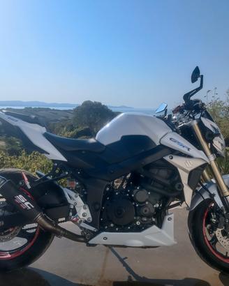 Suzuki gsr 750 moto