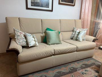 Divano con poltrone e pouff