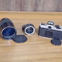 macchina fotografica Nikon FM con vari obiettivi