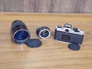 macchina fotografica Nikon FM con vari obiettivi