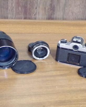 macchina fotografica Nikon FM con vari obiettivi