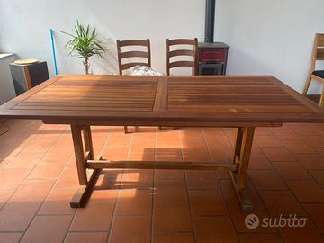 Tavolo e sedie pieghevoli da giardino in legno