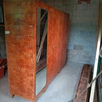 Armadio antico rivestito in radica vera.