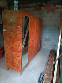 Armadio antico rivestito in radica vera.