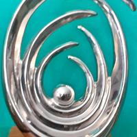 Splendida scultura moderna colore argento ceramica