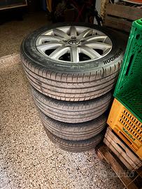 treno di gomme e cerchi in lega