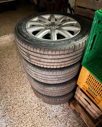 treno di gomme e cerchi in lega