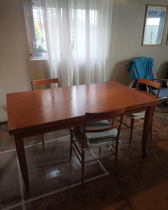 tavolo da pranzo con 4 sedie