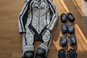 tuta moto taglia 46 spike + 3 set saponette nuove
