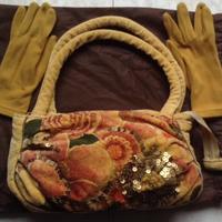 Borsa senape e guanti coordinati
