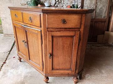 Credenza antica scantonata