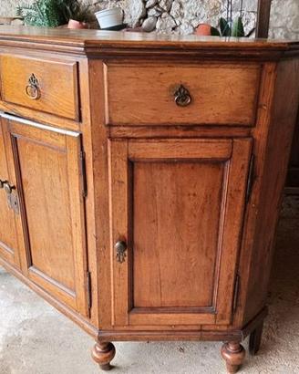 Credenza antica scantonata