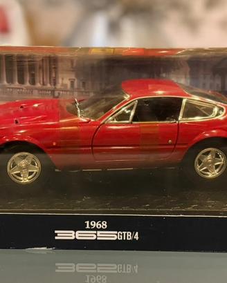 Ferrari 365 GTB/4 1968 con cofano allungato