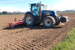 Trattore agricolo new Holland 7050