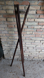 Vecchio piedistallo treppiede in legno