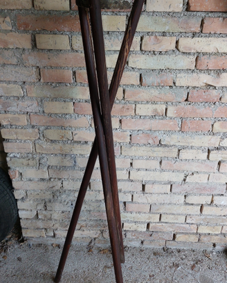 Vecchio piedistallo treppiede in legno