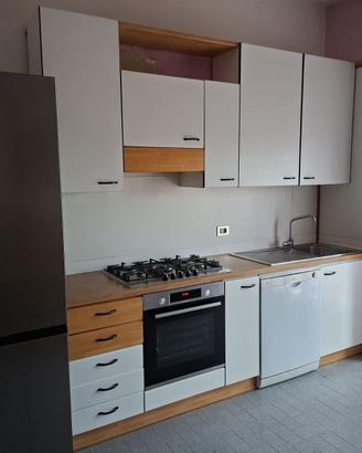 Cucina con tavolo, 6 sedie, lavastoviglie + Bosch